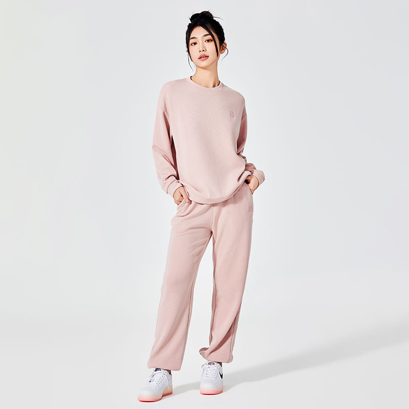 Estne rosea fortuita feminarum sweatpants novissimarum inclinatio in consolatione et stilo?